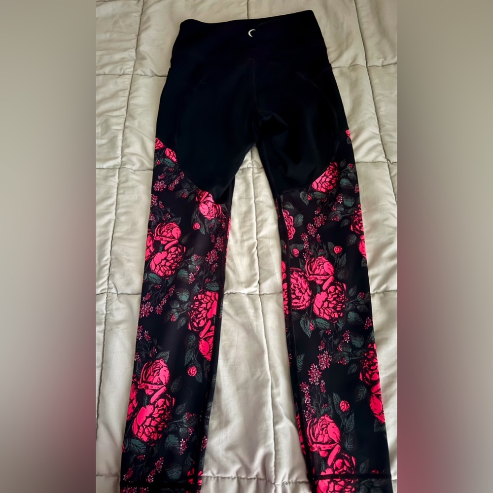 ZYIA Luxe Floral Leggings - Black and Pink 4 NWOT Never Worn - Picture 4 of 6
